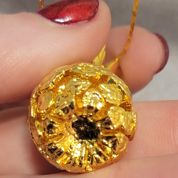 Vintage Gold Tone Pineapple Pendant & Gold Tone Necklace - Unique - Picture 11 of 12